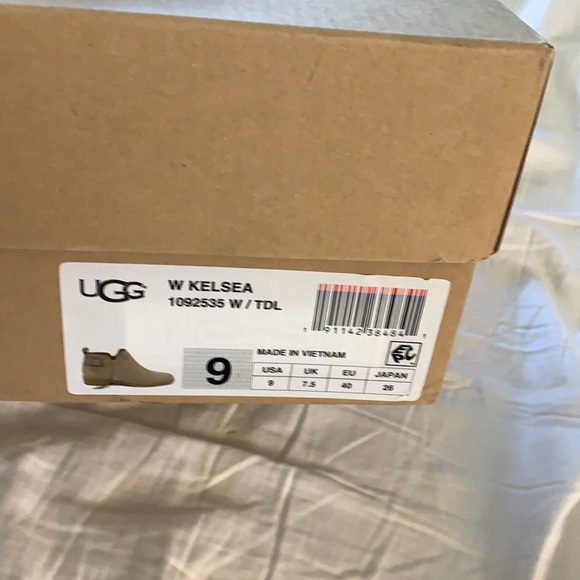Ugg kelsea boots 9 - Picture 2 of 4